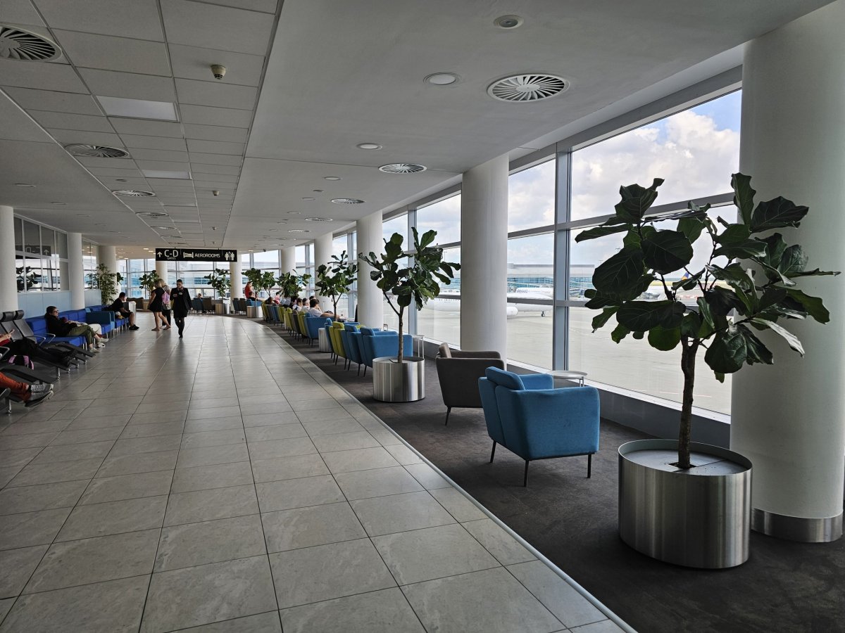 Pohodlné sedačky, tranzitní zóna terminálu 1