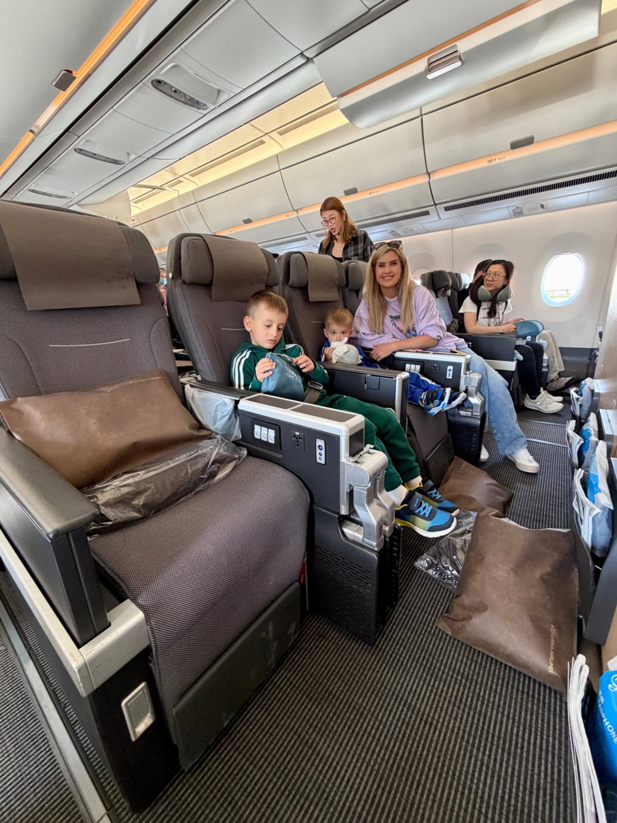 Naše rodinka v první řadě Premium Economy