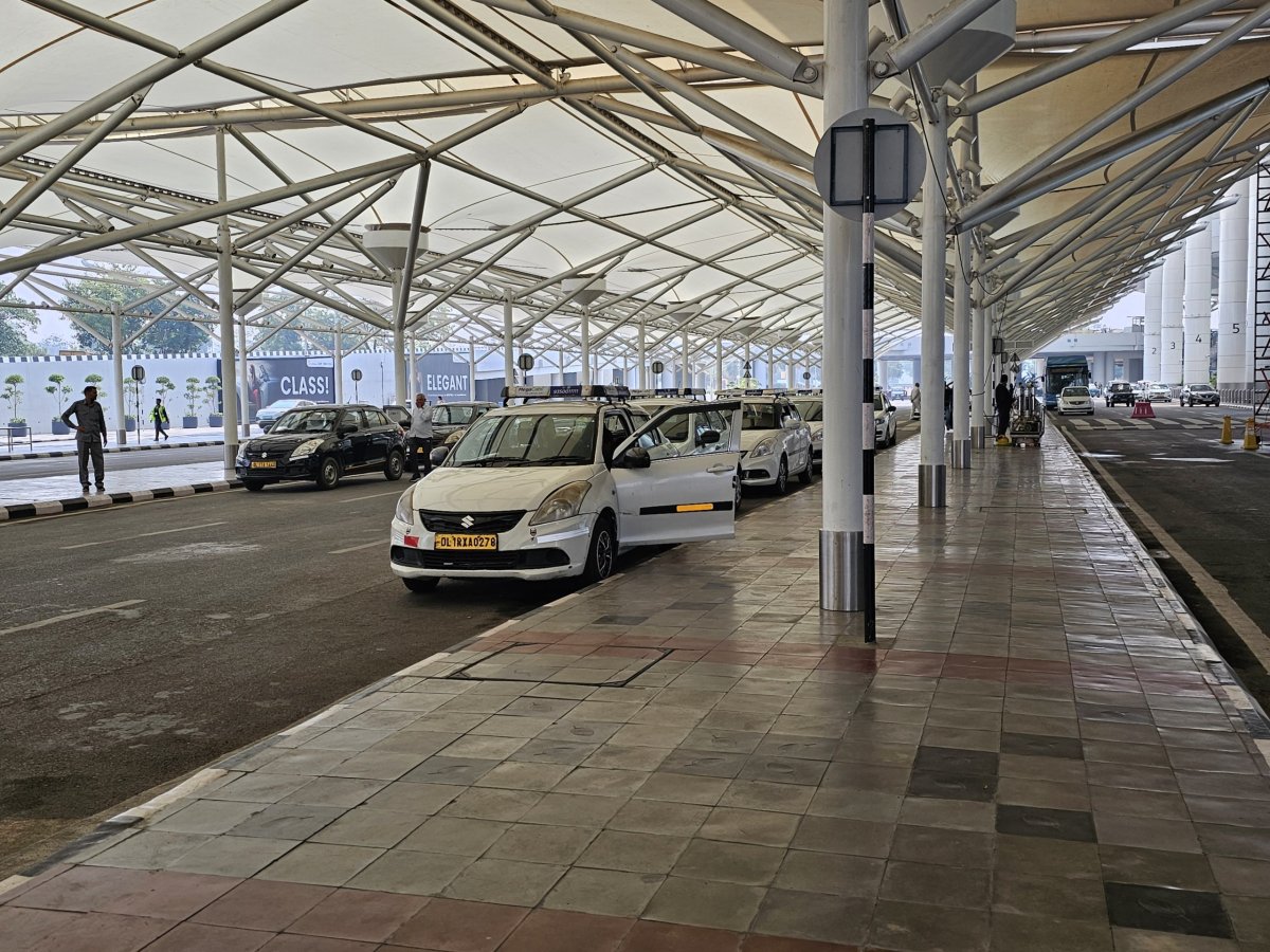 Taxi před terminálem 1