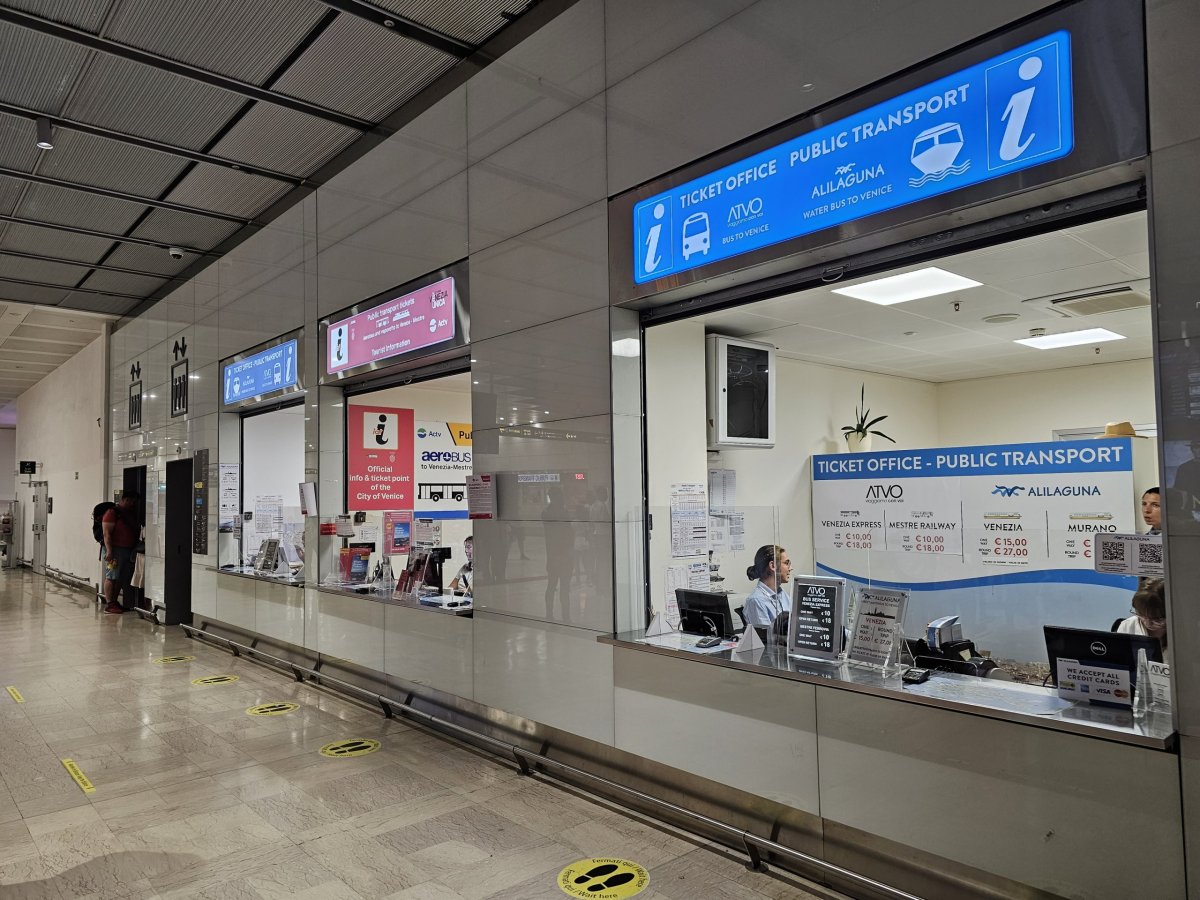 Pokladny na jízdenky (zprava: ATVO, ACTV, Alilaguna)