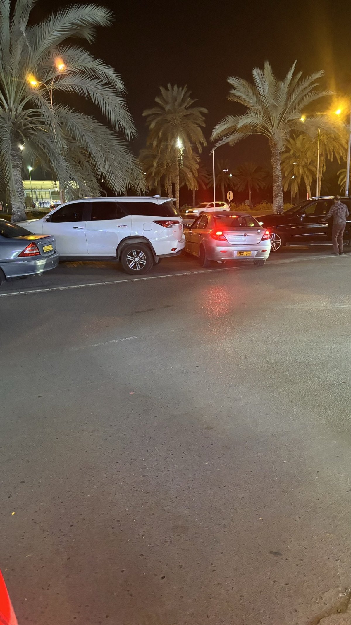 Ano, takhle tady parkují. Naštěstí jsme byli hned vedle.