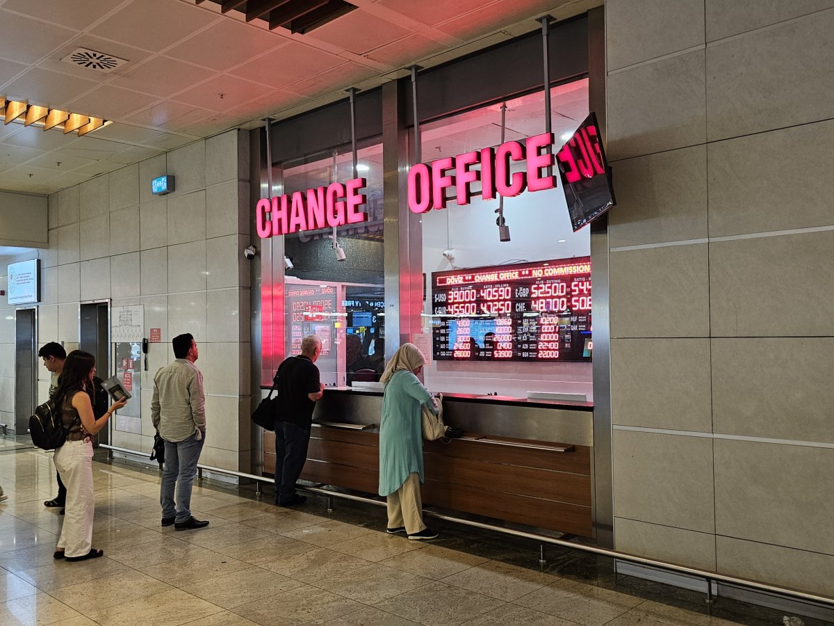 Směnárna u pásů na výdej zavazadel