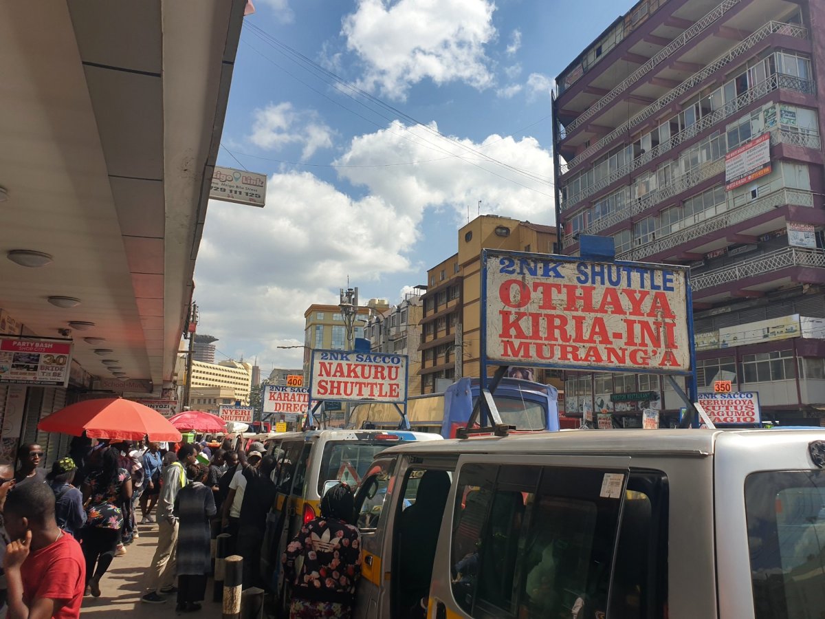 Ulice centra lemují meziměstské mikrobusy