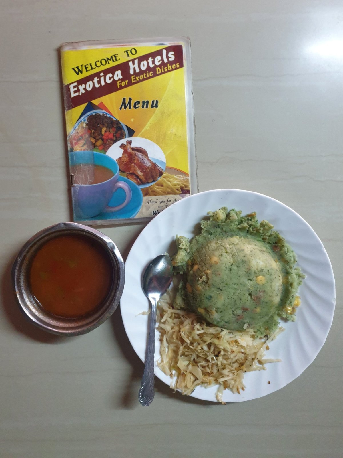 Zelenou barvu bramborové kaši s kukuřicí a fazolemi dodává listová zelenina