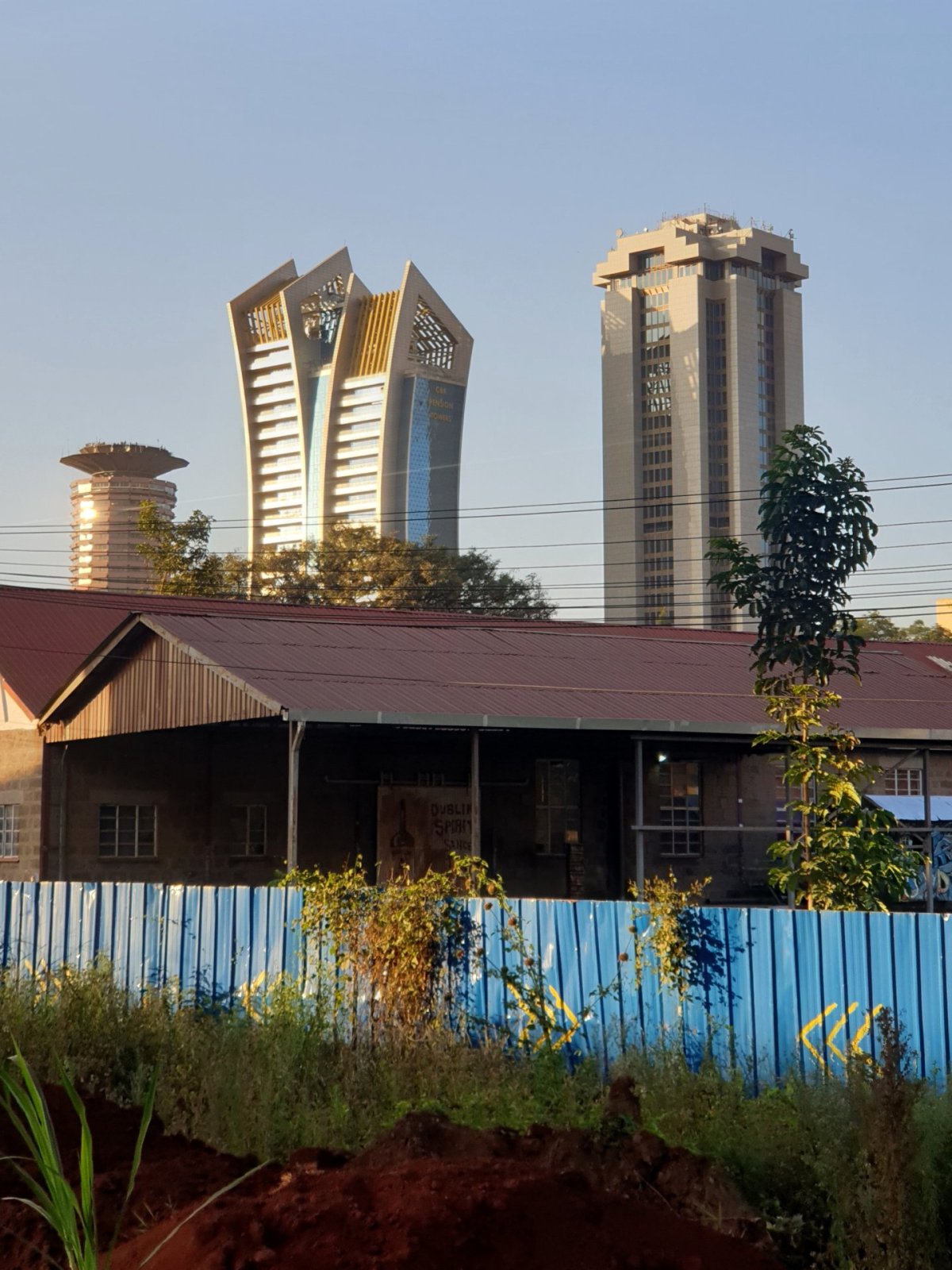 Kontrast běžných budov oproti moderním mrakodrapům