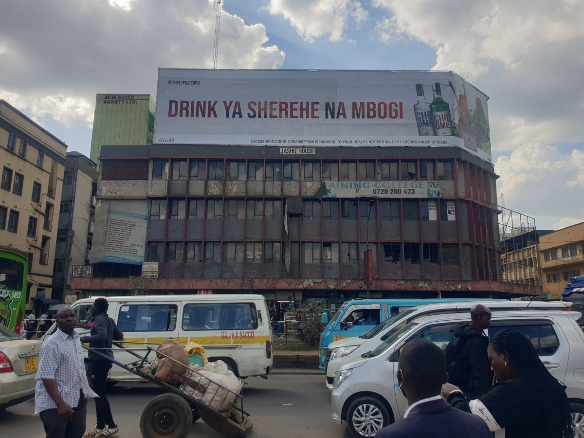 Několikametrový reklamní panel nad rušnou ulici v Nairobi
