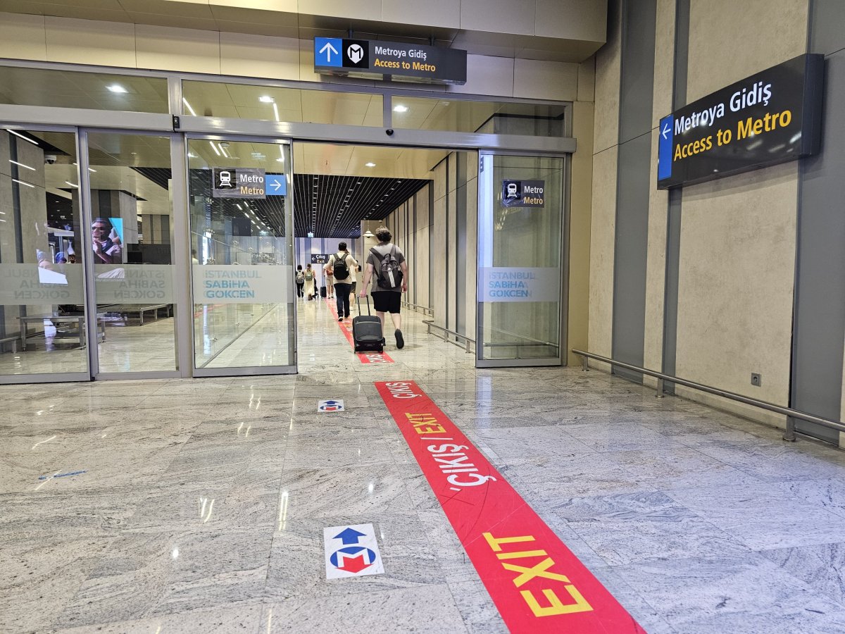 Vstup do stanice metra