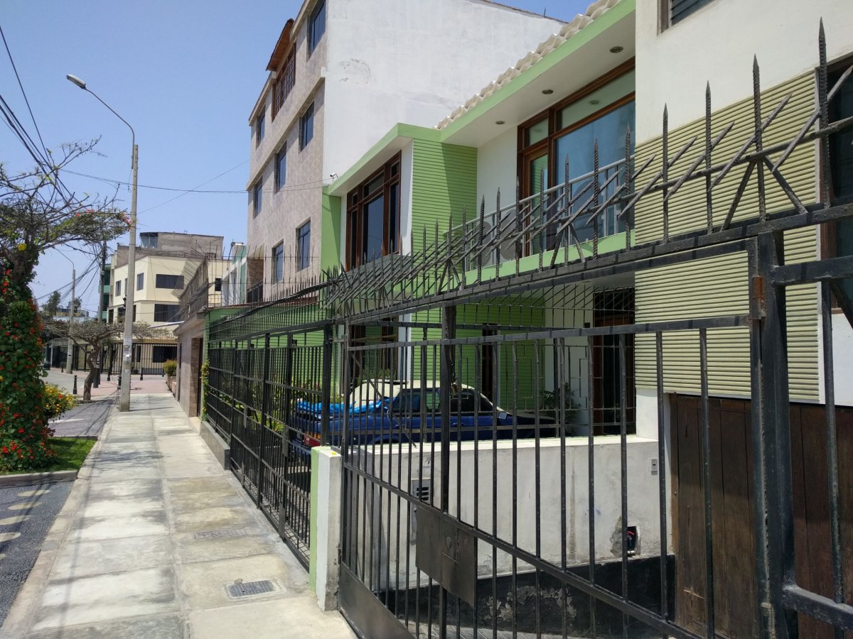 Bezpečnostní opatření v klidné čtvrti Limy