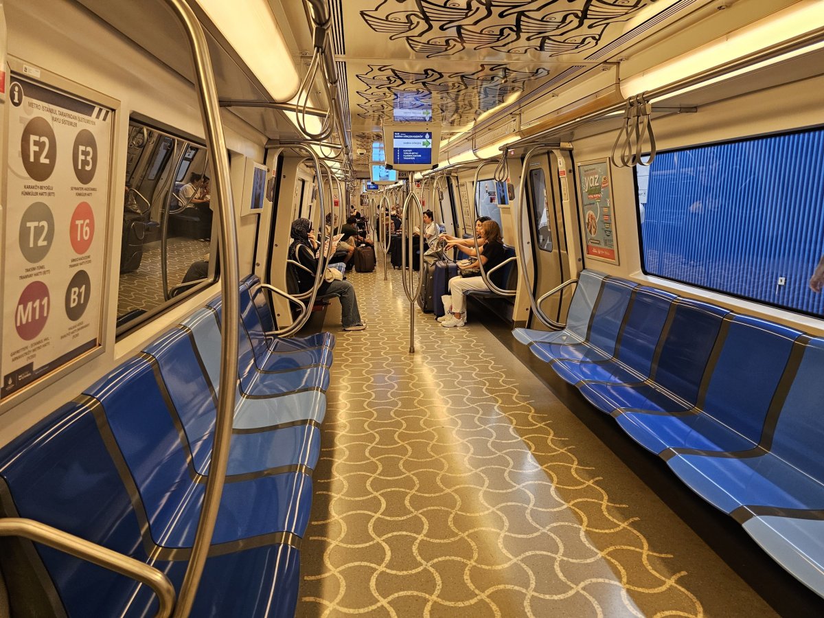 Interiér vozu metra