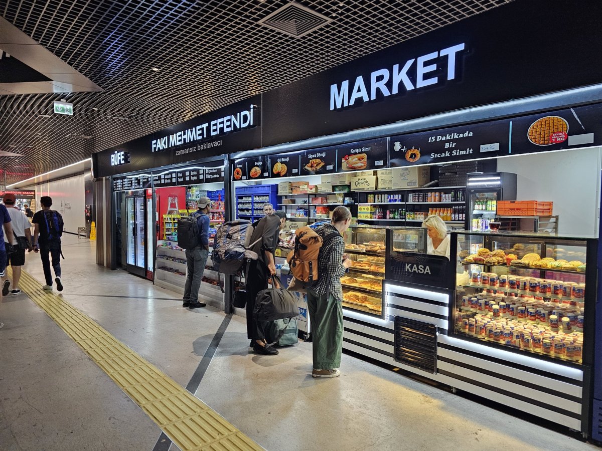 Minimarket u stanice metra