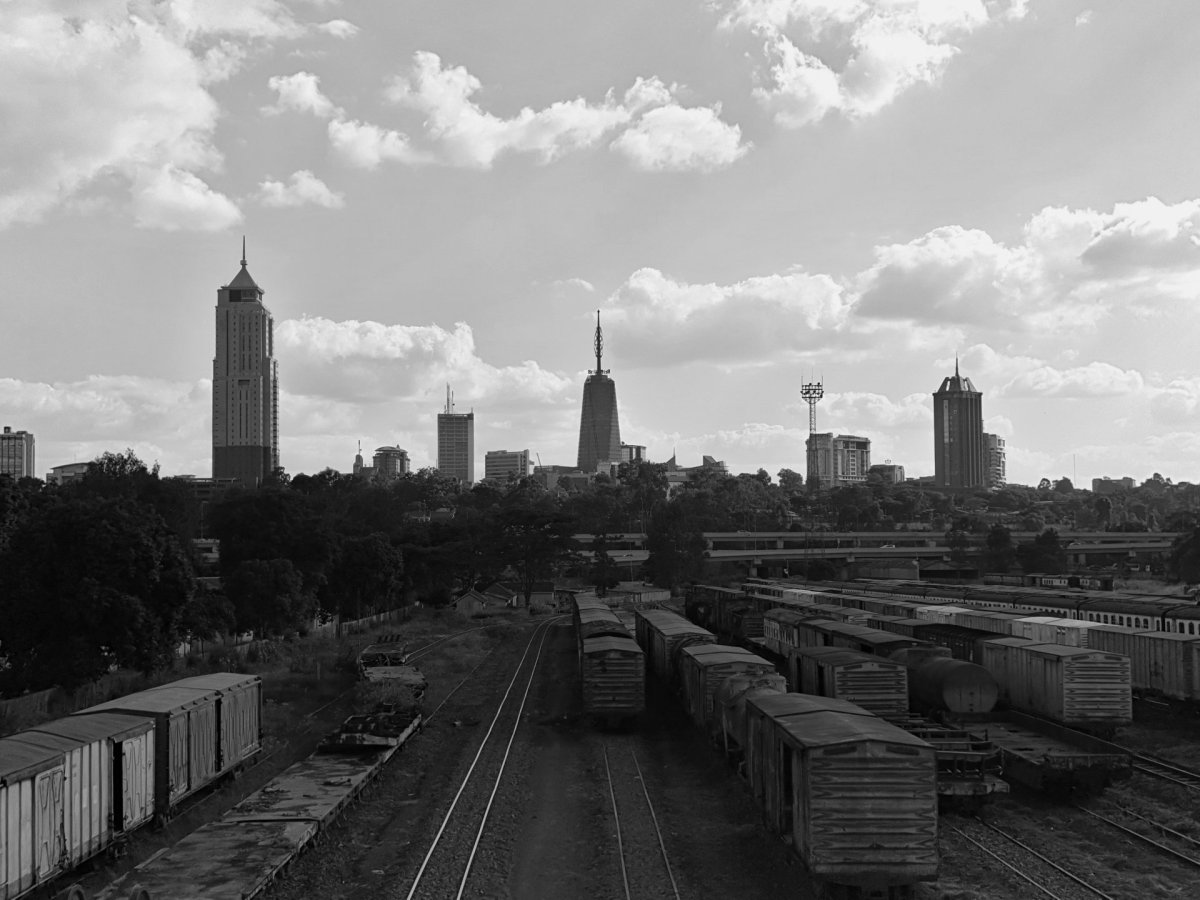 Pohled na moderní budovy z mostu u hlavního nádraží