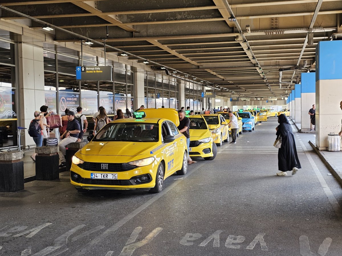 Taxi před příletovou halou