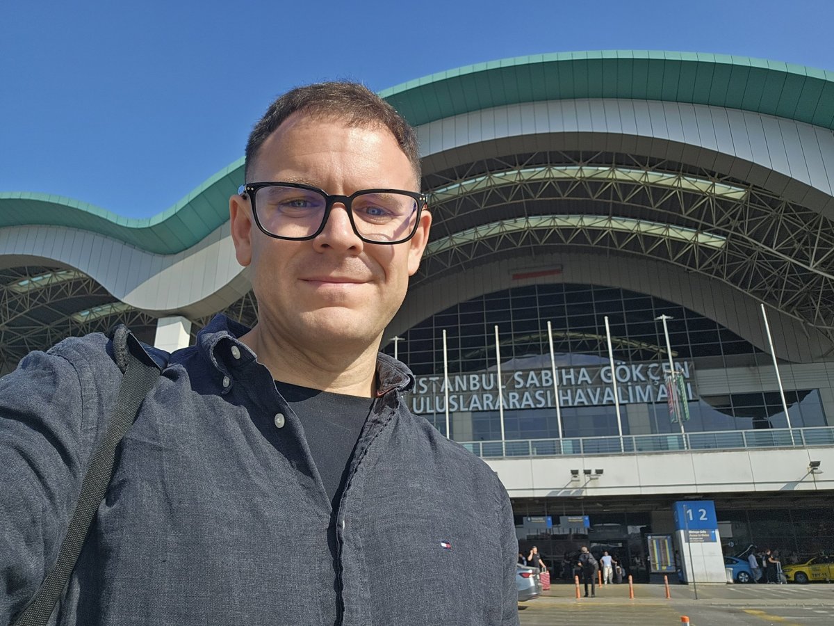 Já před terminálem letiště Istanbul SAW