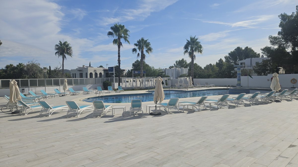 Nelítostný ranní boj o lehátka