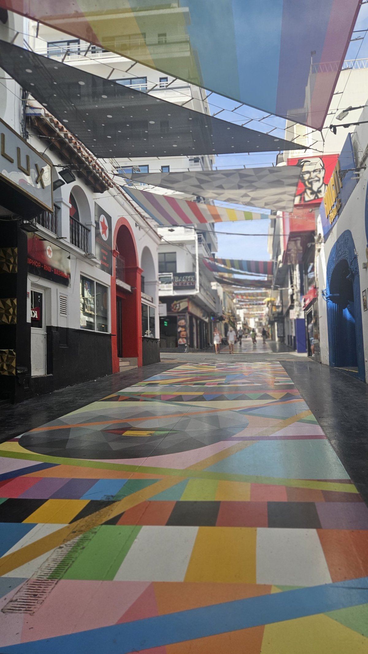 Sant Antoni - hlavní pařící třída přes den