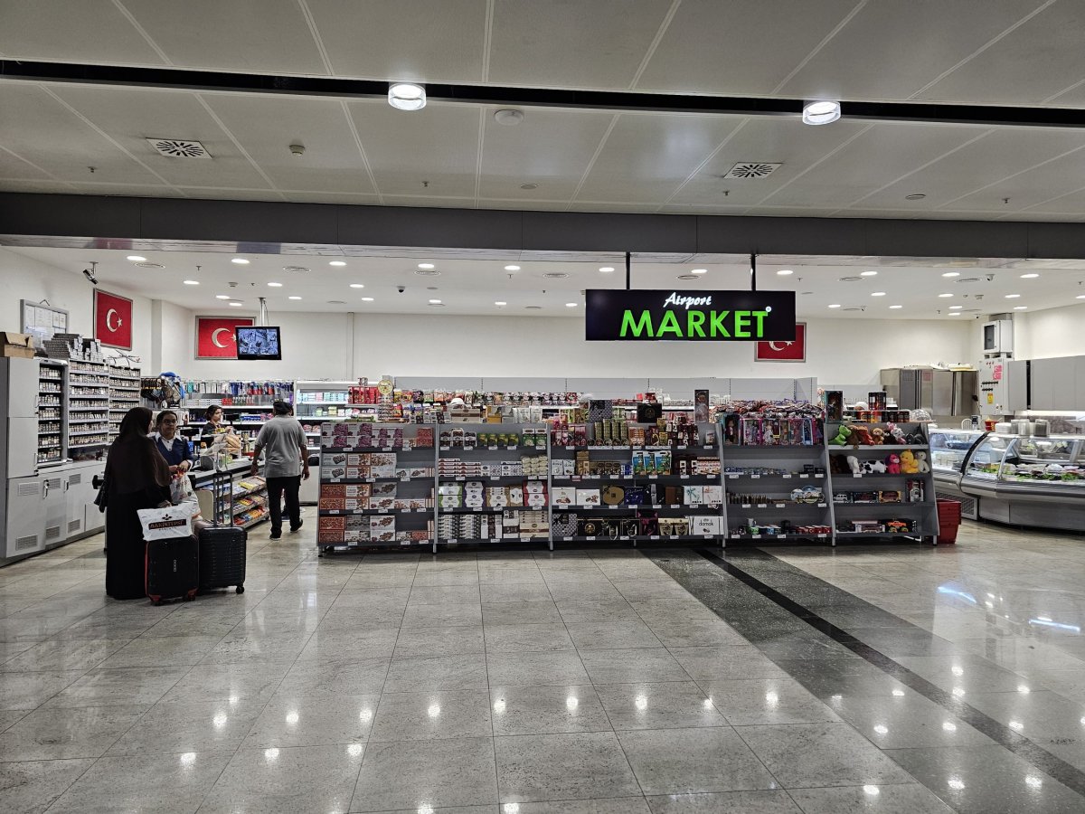 Supermarket v příletové hale