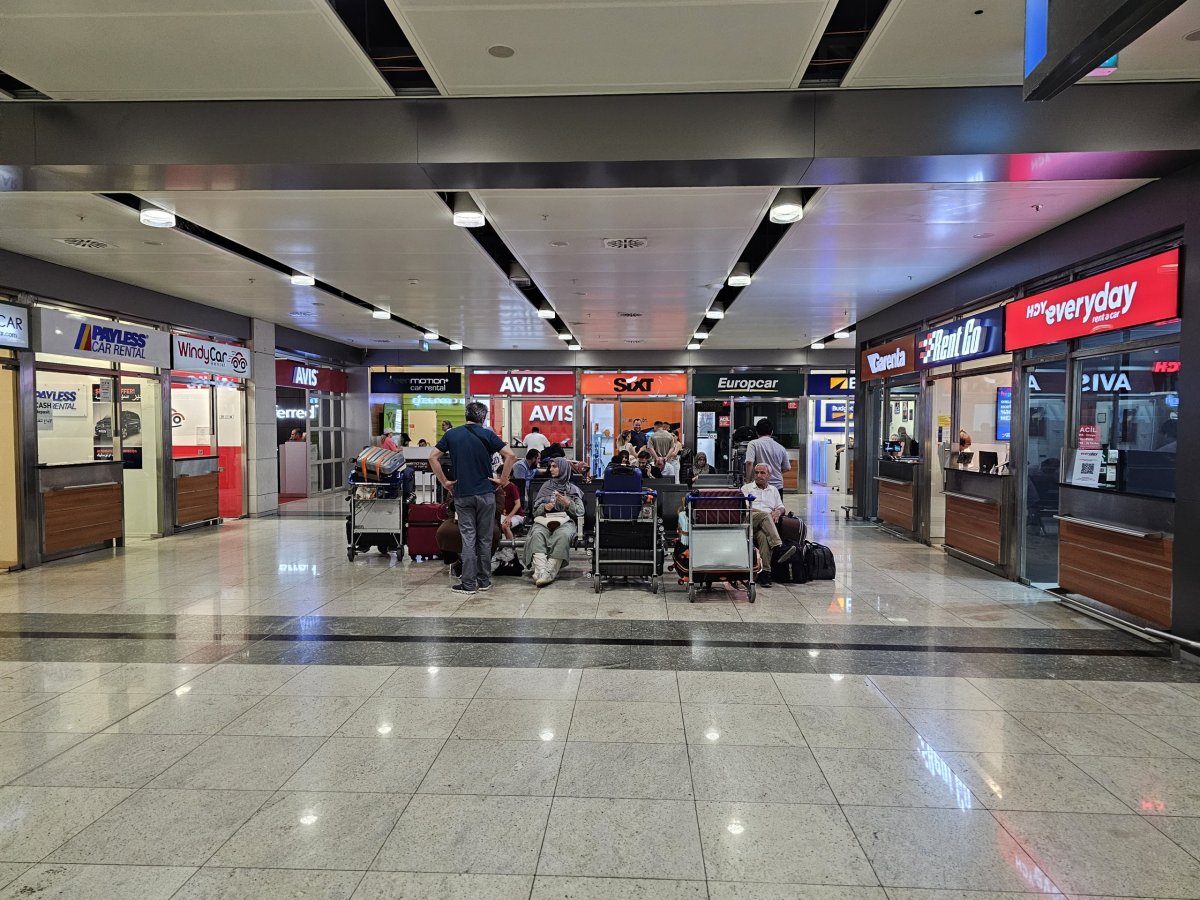 Půjčovny aut, příletová hala