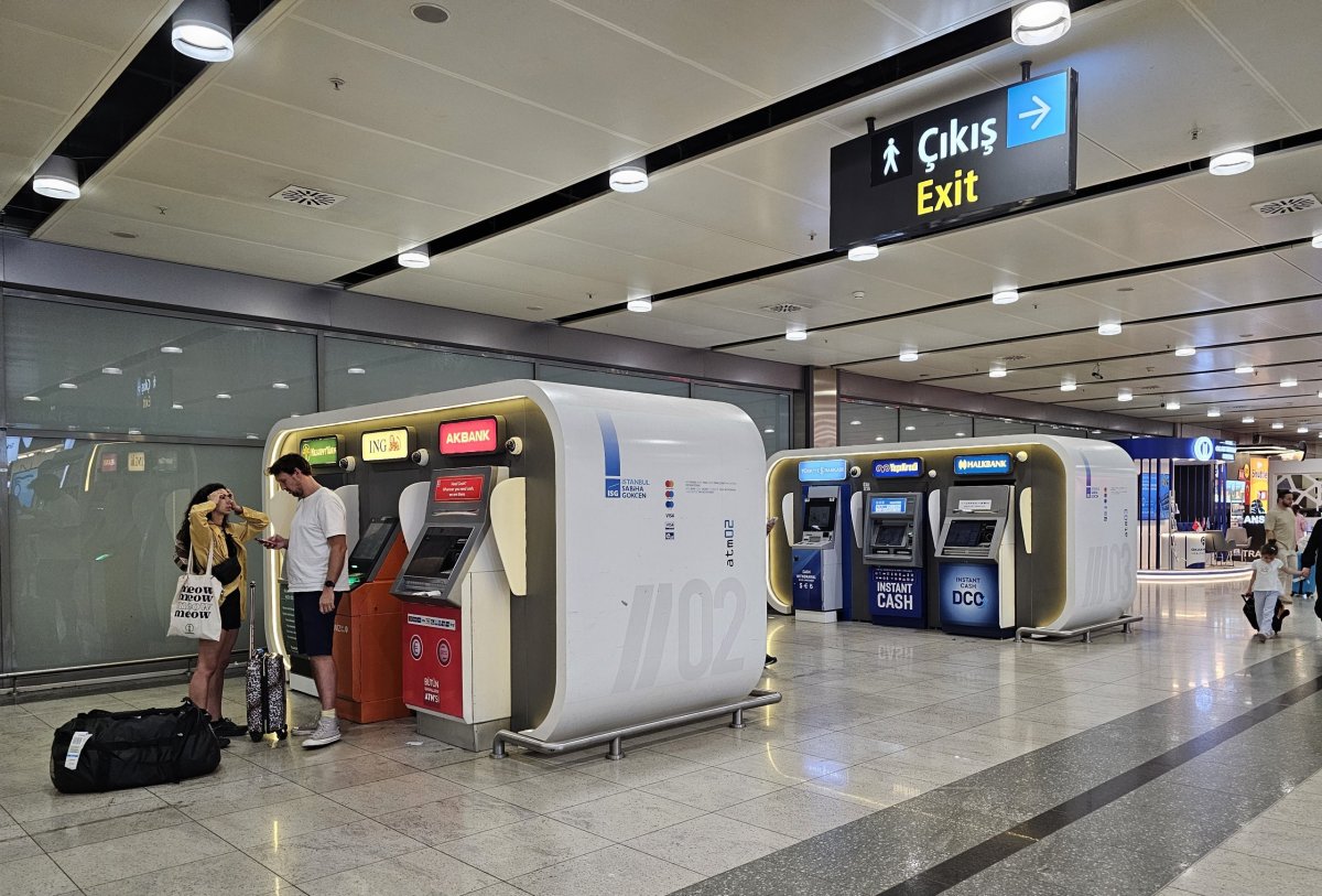 Bankomaty v příletové hale
