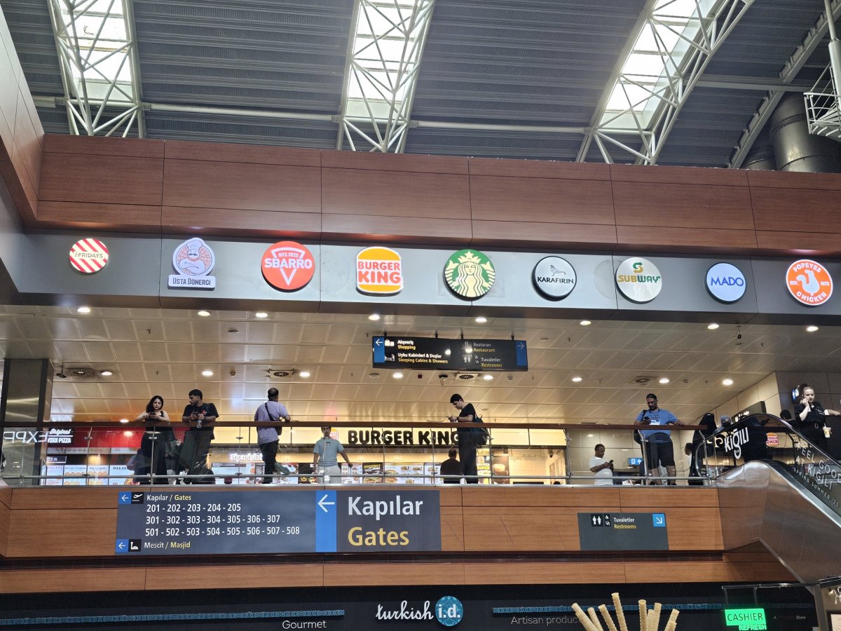 Food Court v tranzitní části