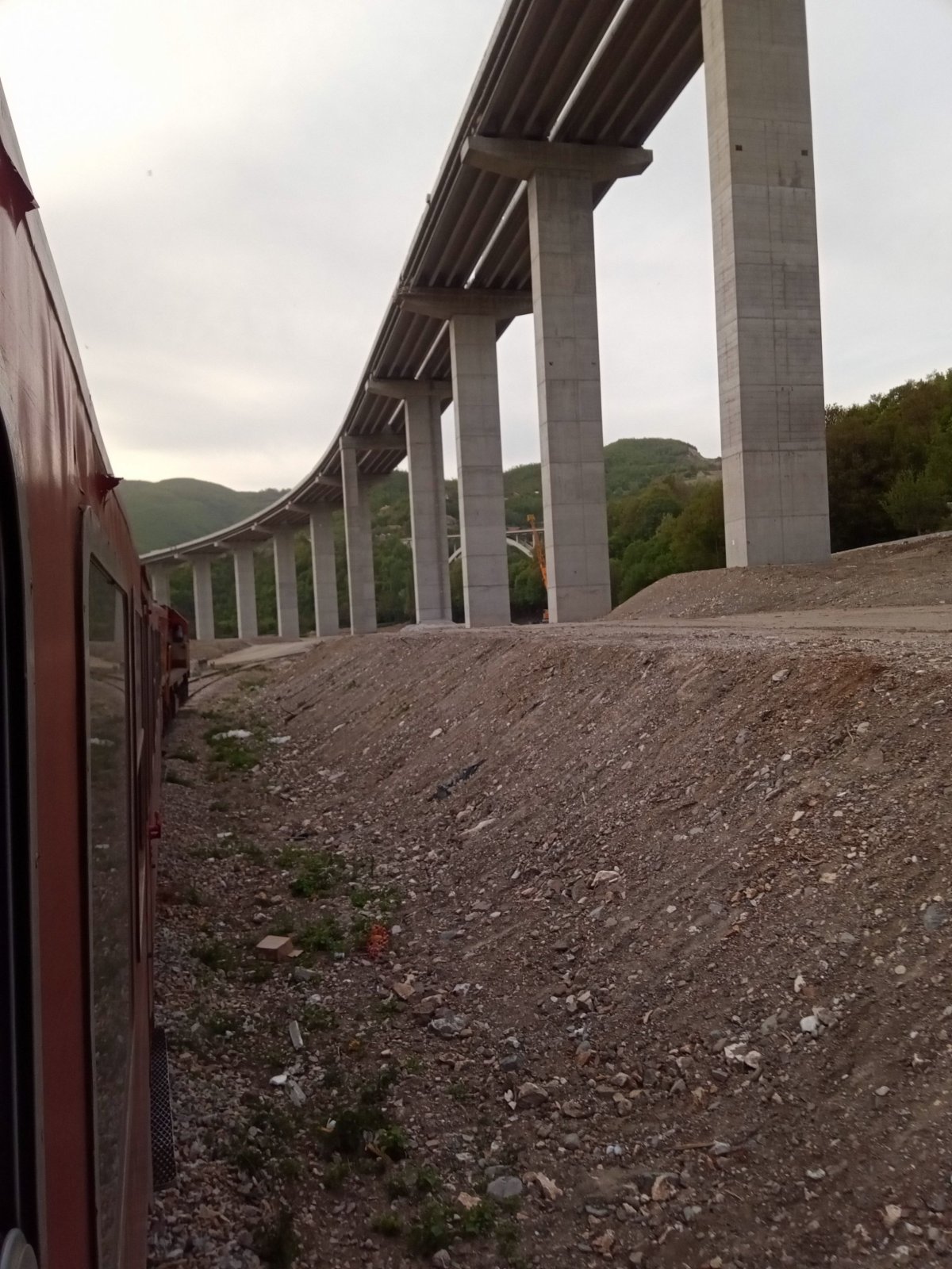 Obří pilíře rozestavěné dálnice.