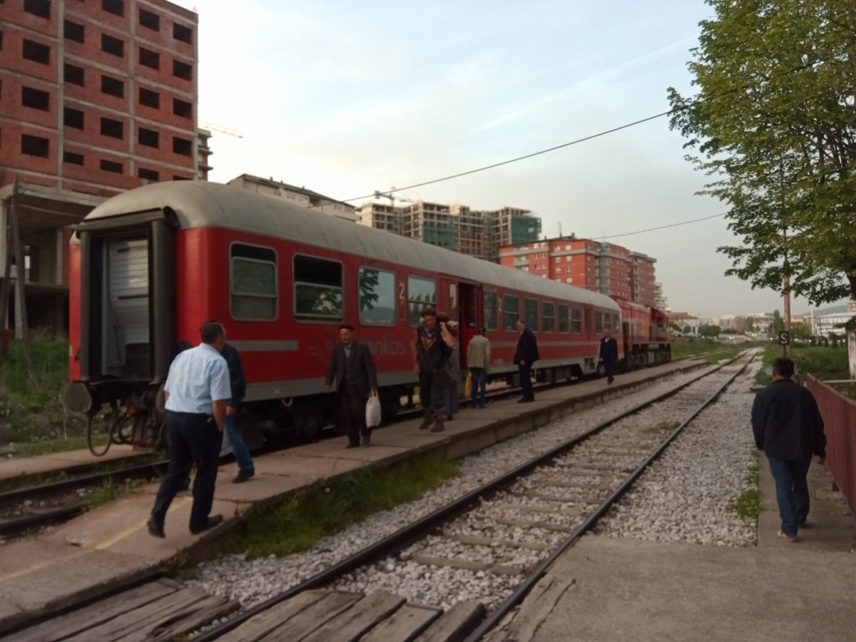 Vlak na nádraží v Prištině.