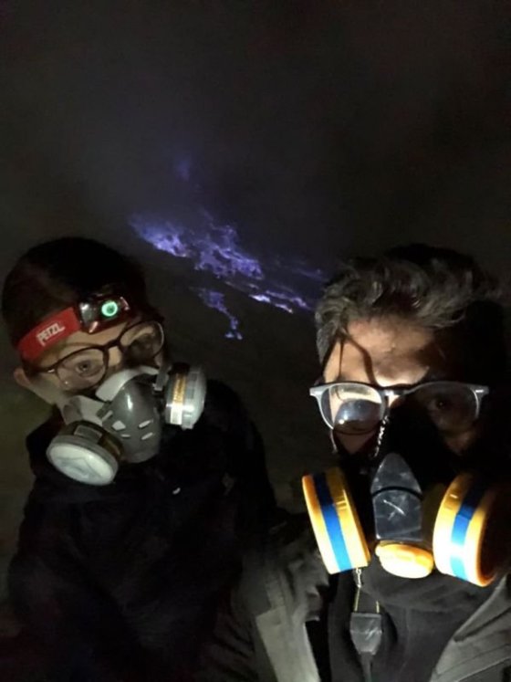 Selfie před modrým plamenem