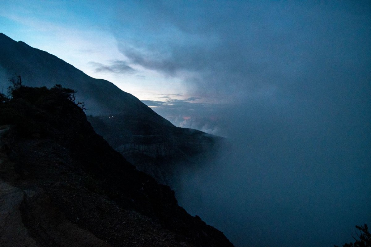 Rozbřesk nad kráterem