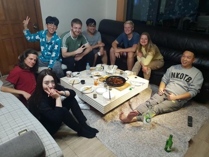 Nevinné začátky korejské party 😅