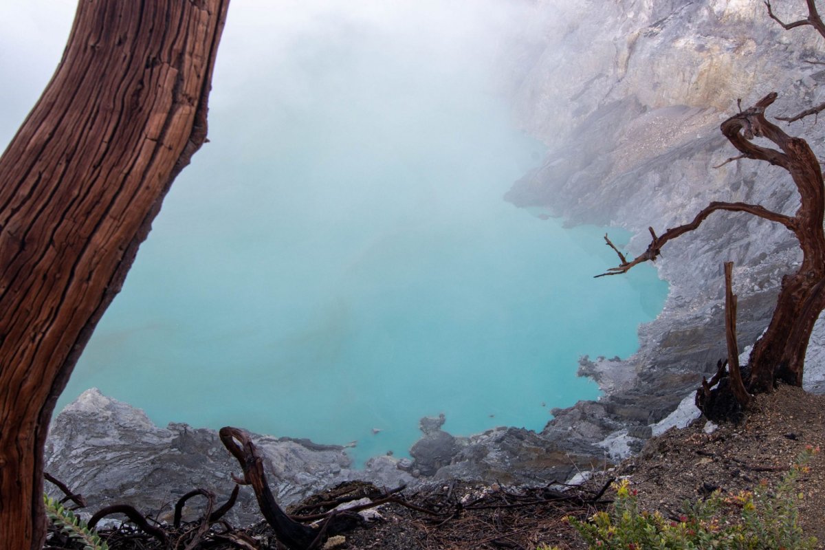 Pohled do kráteru na jedovaté jezero