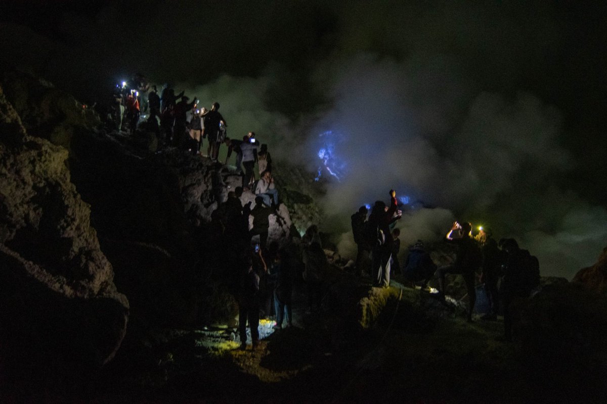 Hlouček turistů u modrého plamene