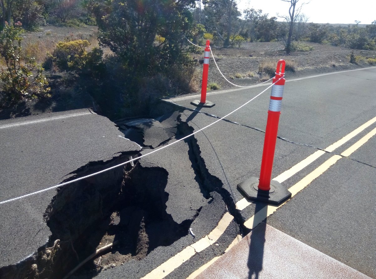 Díra v zemi po zemětřesení