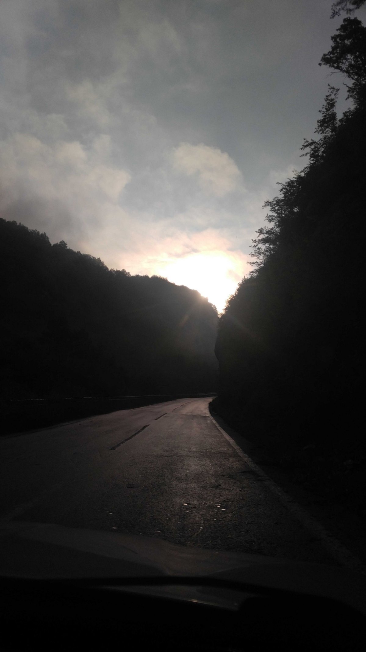 Východ slunce nad bosenskou silnicí.