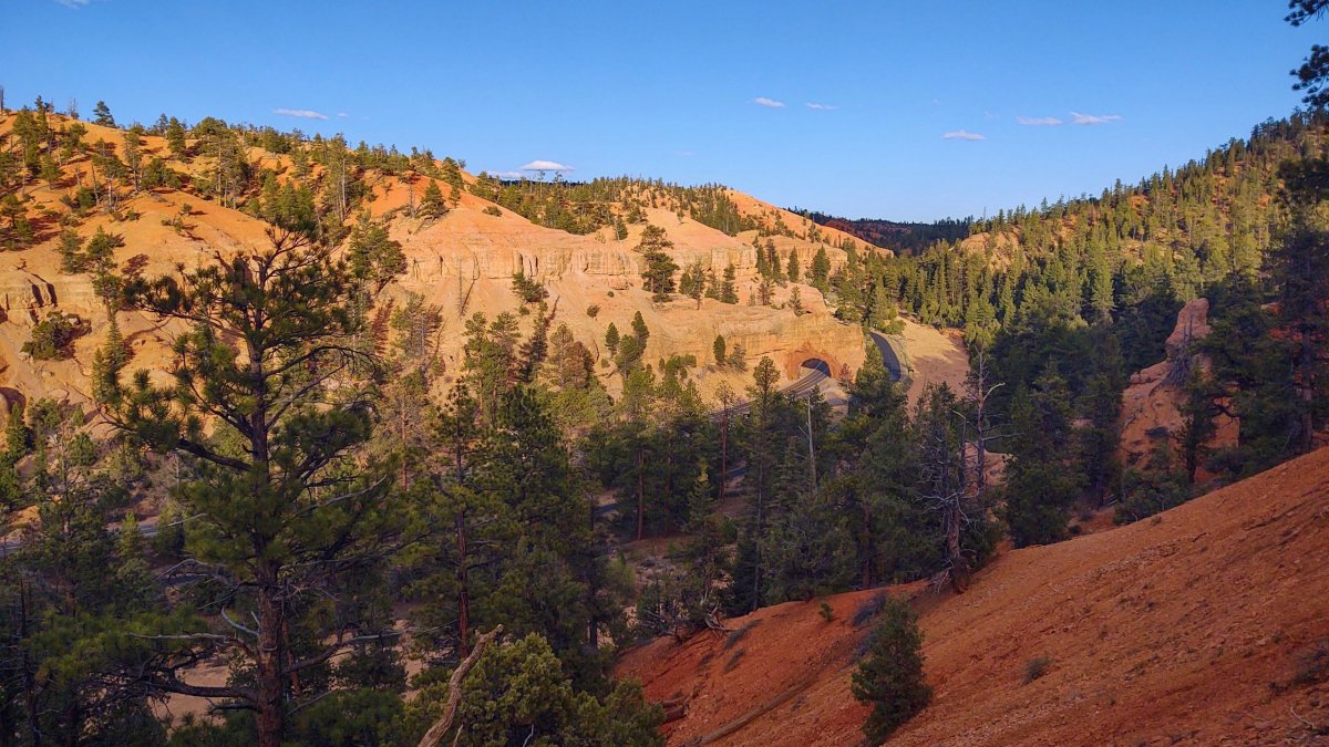 Silnice od Bryce Canyon a Red Canyon Arch přes silnici