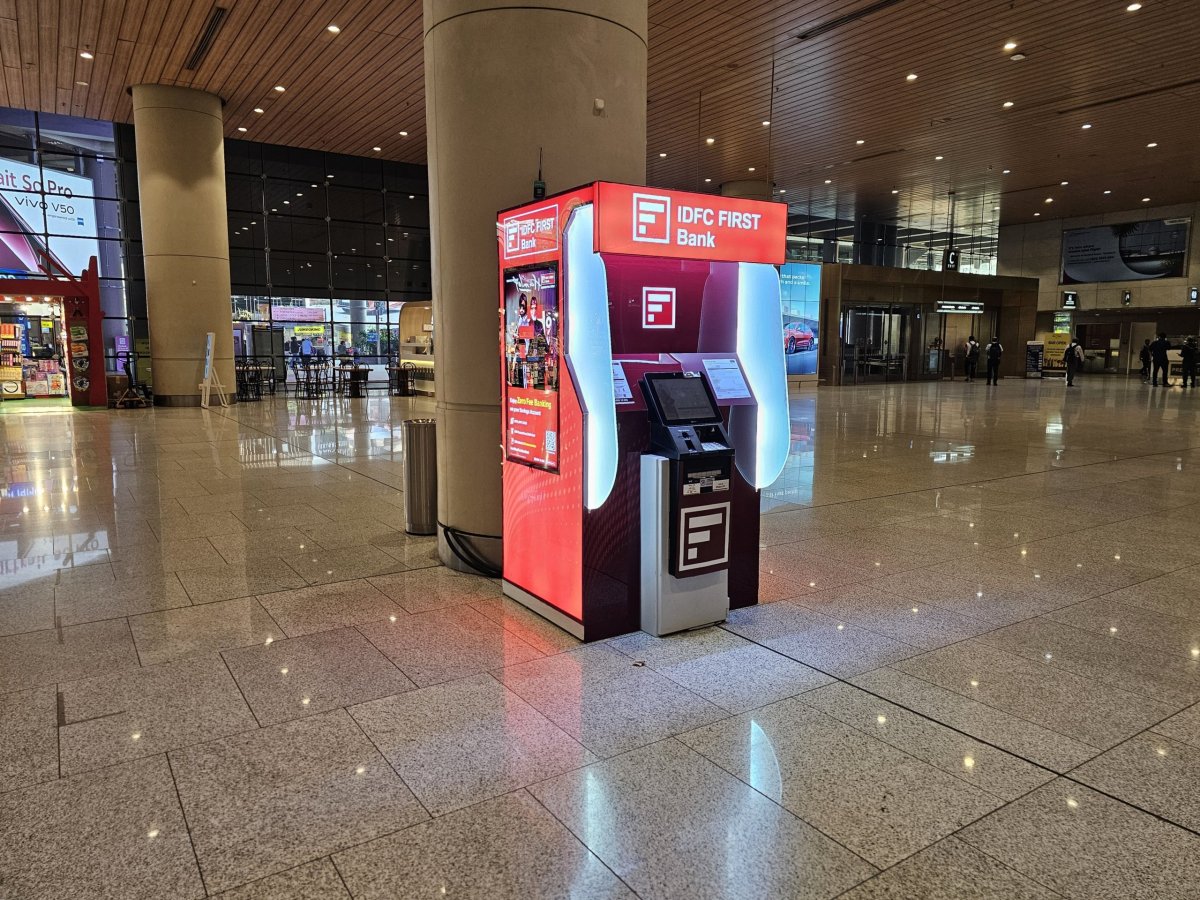 Bankomat v příletové hale, terminál 2