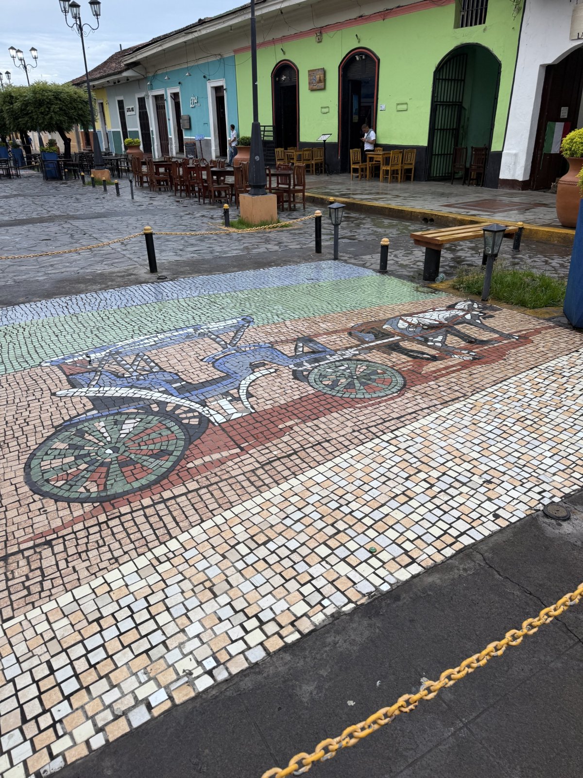 Granada - ulice s kresbami na chodníku