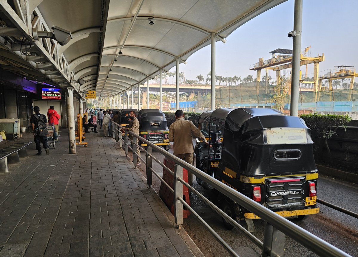 Rikša - stanoviště před terminálem 2