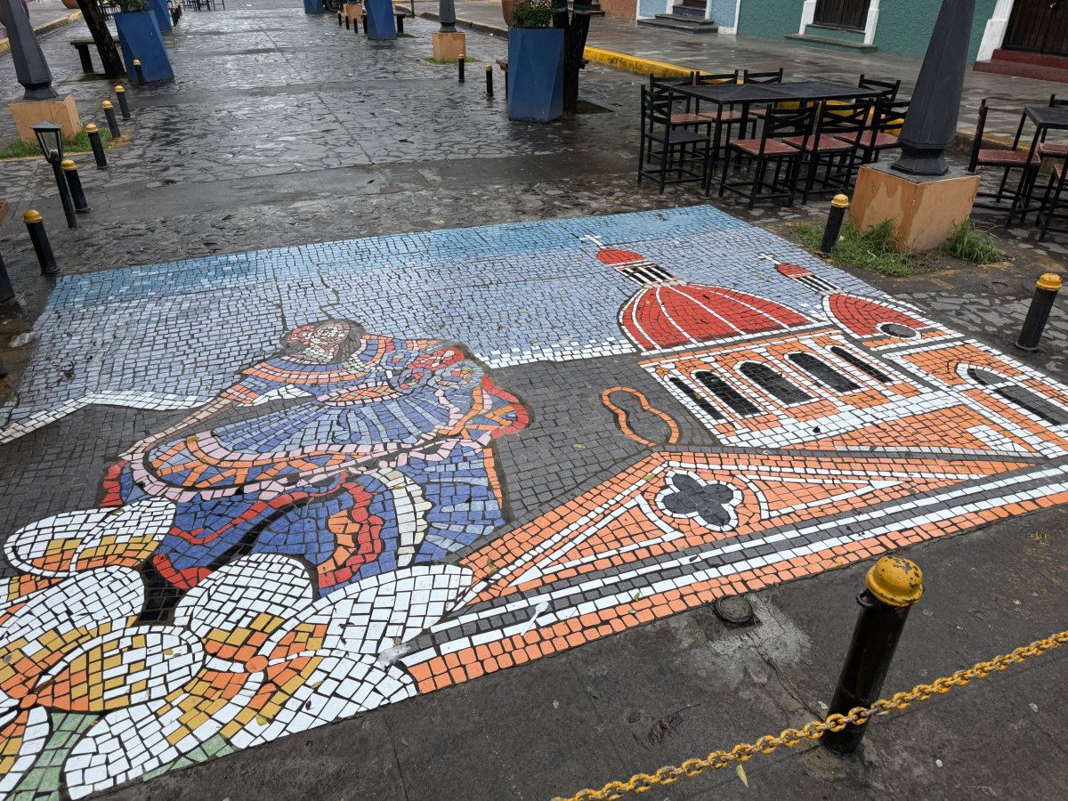 Granada - ulice s kresbami na chodníku