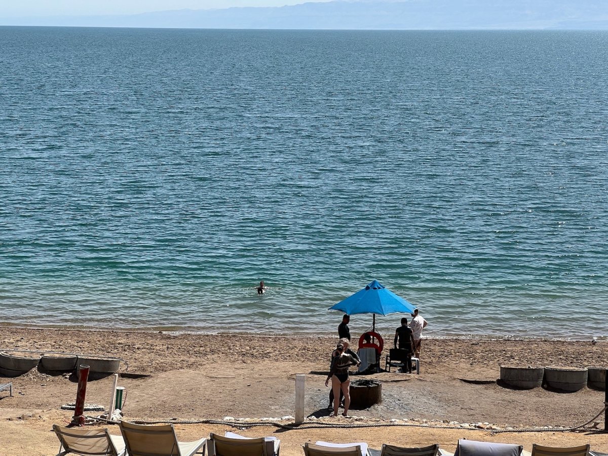 pláž u Mrtvého moře s "kádí" s bahnem 