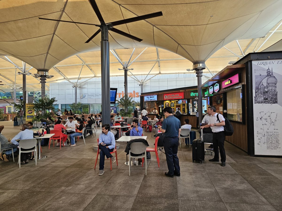 Food Court před terminálem 1