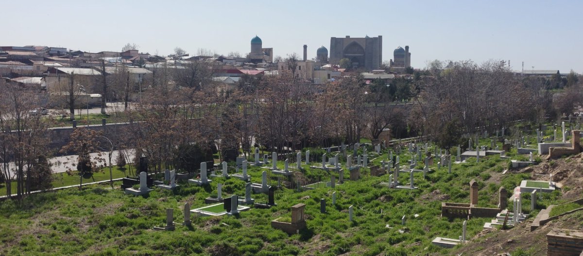 Pohled na hřbitov a Bibi Khanym 