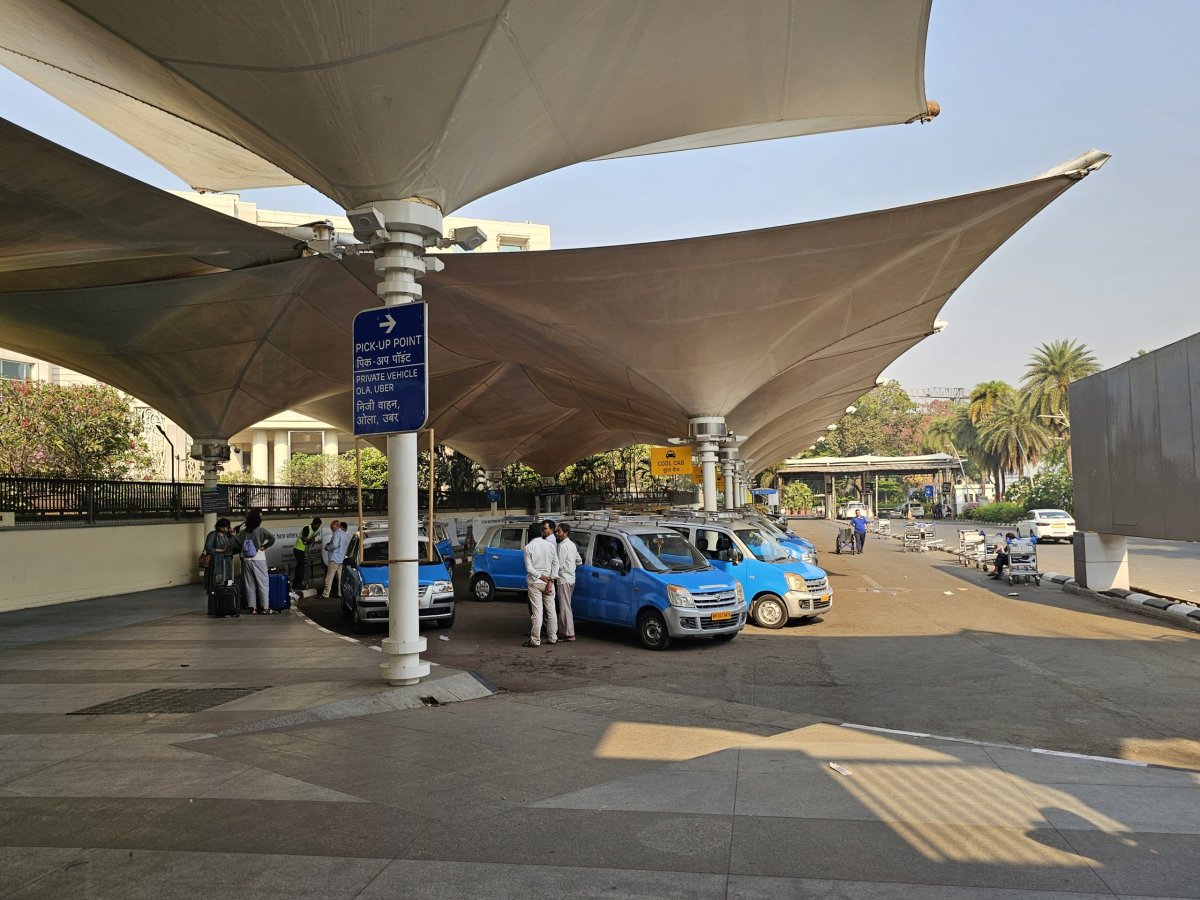 Taxi před terminálem 1