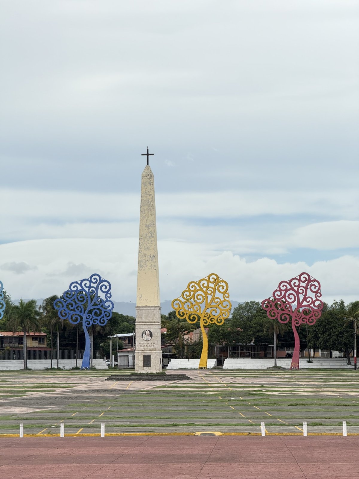 Náměstí s uměleckými stromy