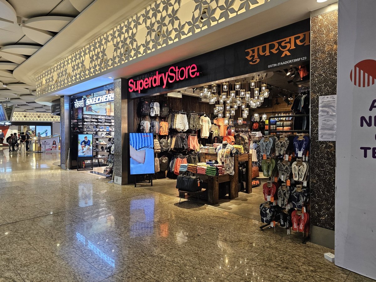 Obchody, tranzitní zóna, terminál 2