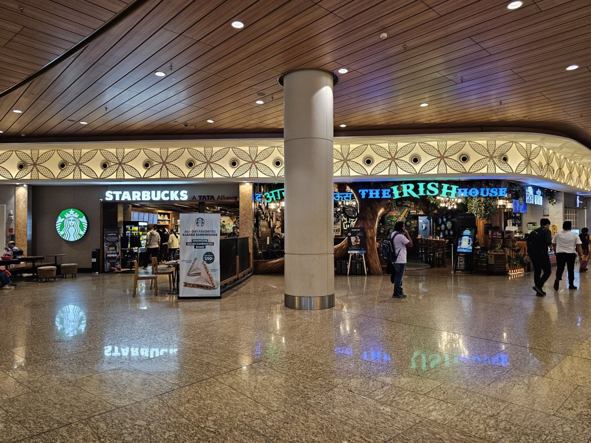 Restaurace, tranzitní zóna, terminál 2