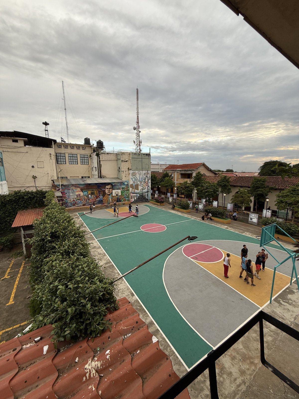 Výhled z baru nejen na hřiště, ale i na celé město :)