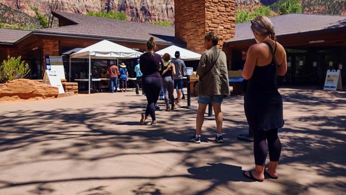 To není fronta na autobus, ale na infostánek