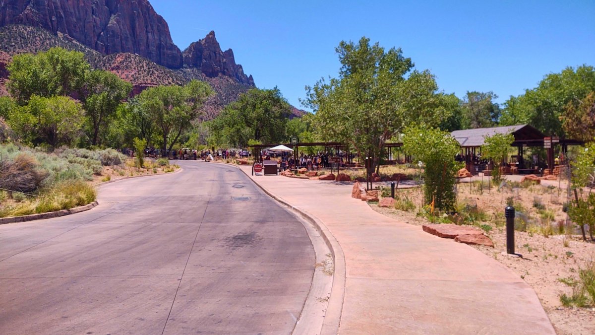 Návštěvnické centrum v obležení a fronta na autobus