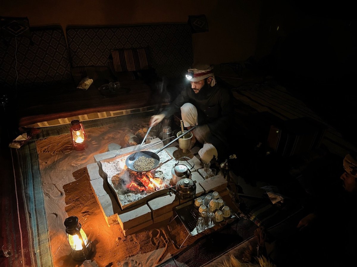 Hostitelé chystají kávu