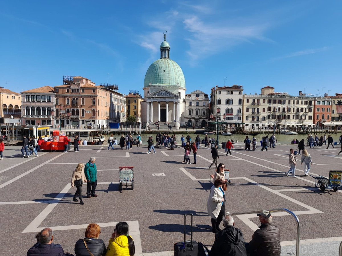 Před nádražím Santa Lucia