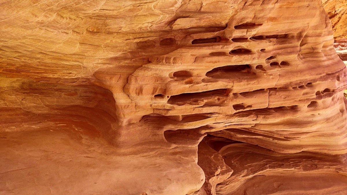 Hladké, větrem a pískem tvarované skály